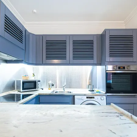 Lisbon By Propr カスカイス